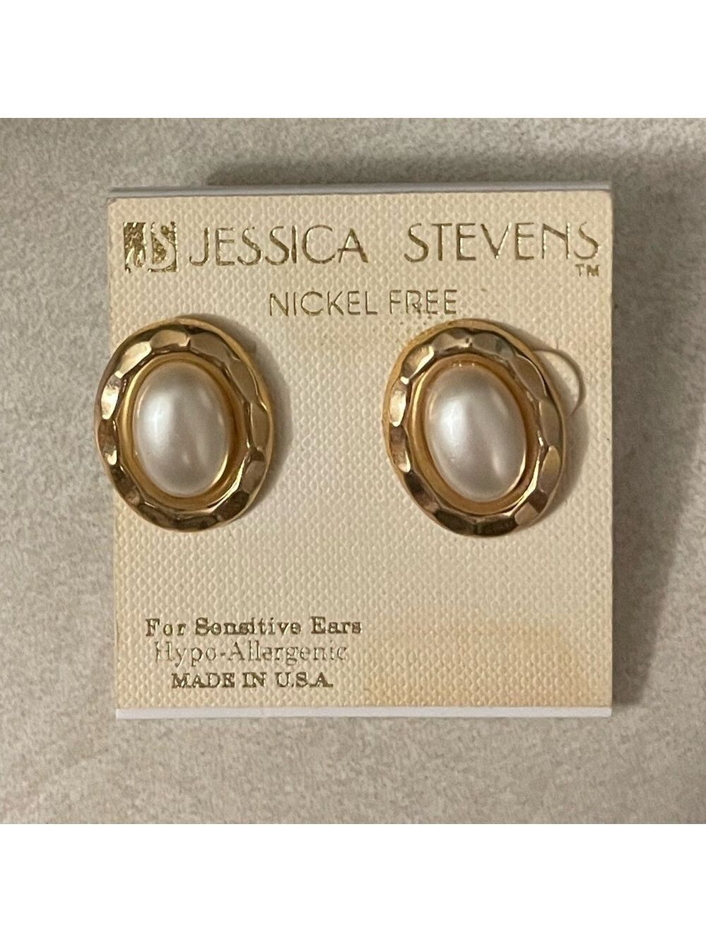 Jessica Steven’s Nicole free earring with a slight antique look.